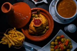 Tajine poulet et olive avec des frites et harira